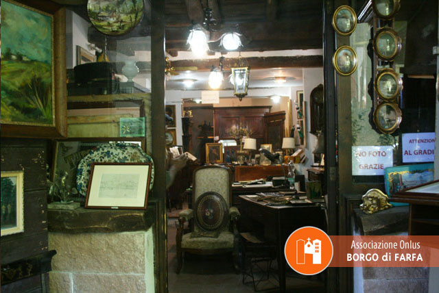 Dario D’artibale y su hijo Federico poseen la histórica tienda de antigüedades ANTIQUARIATO DEL BORGO. 